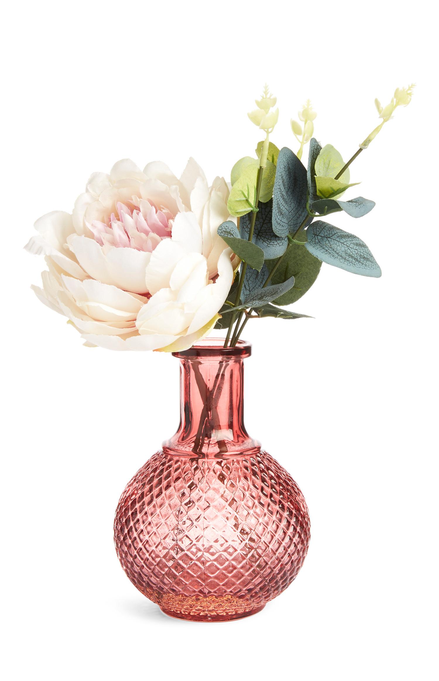 Vaso rosa con fiori e fogliame artificiali