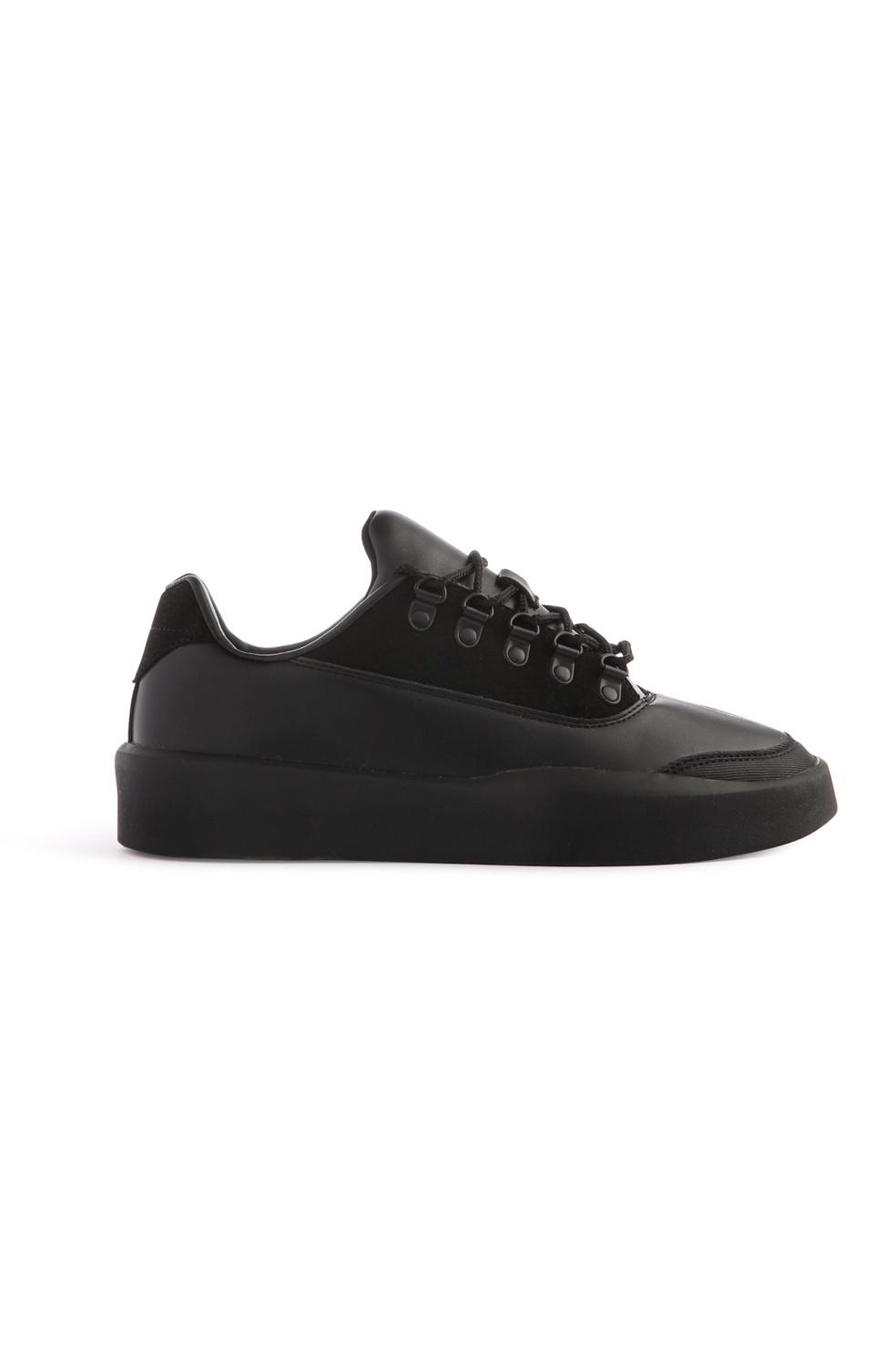 Schwarze Sportschuhe aus Kunstleder