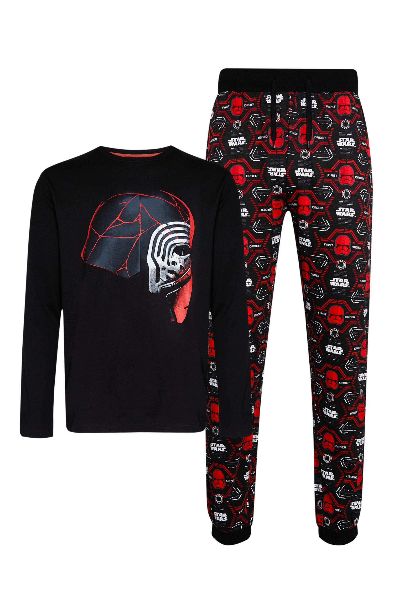 Schwarz-rotes Pyjamaset mit „Star Wars"-Motiv