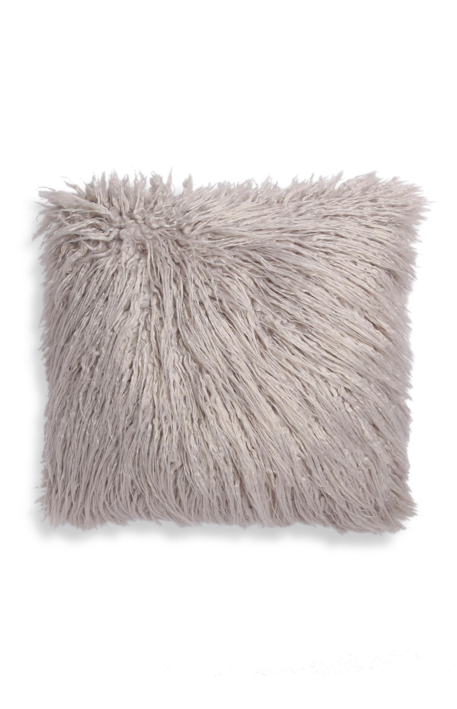 Cuscino grigio in pelliccia sintetica