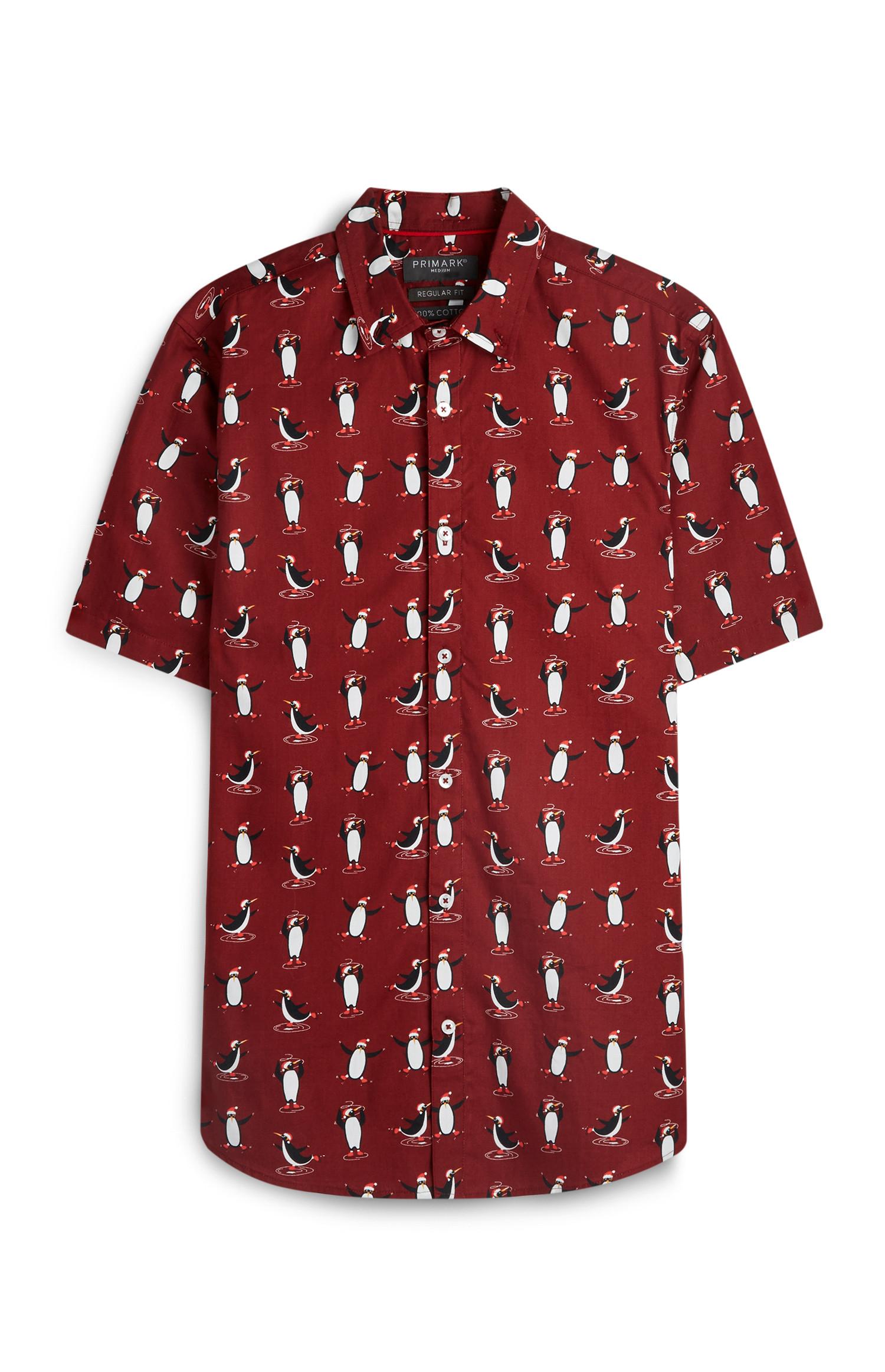 Weihnachtshemd mit Print „Pinguine beim Eislaufen“, weinrot