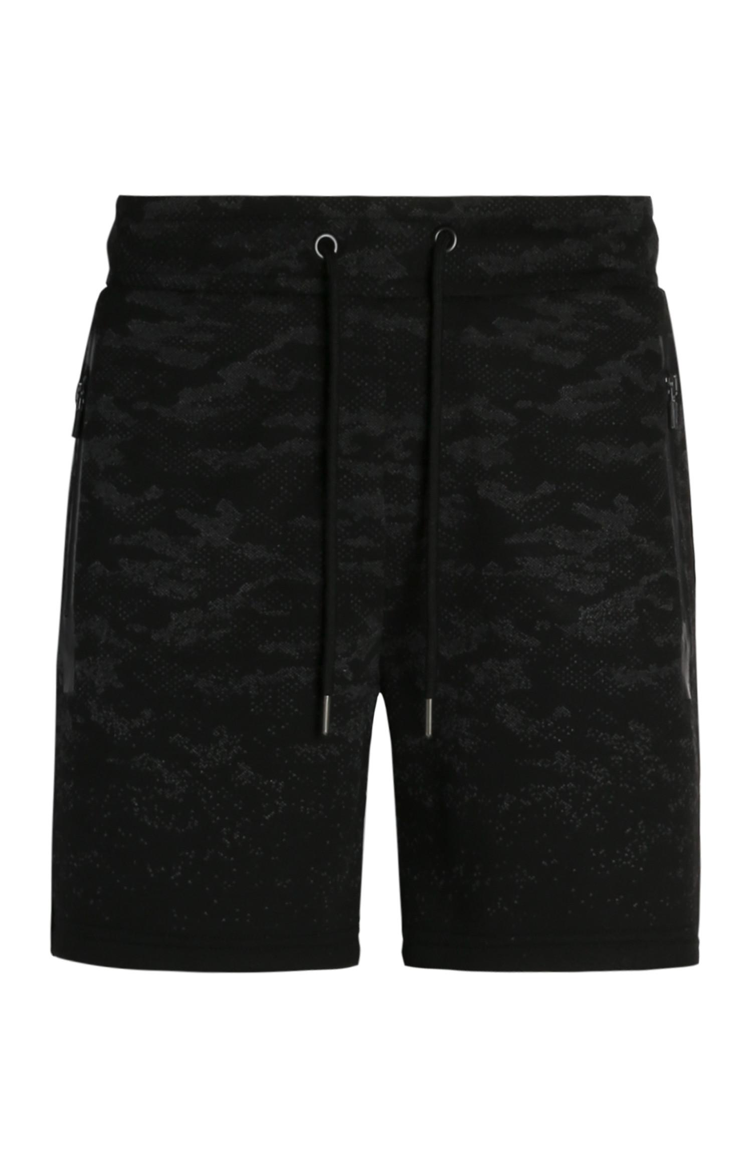 Schwarze Shorts mit Tarnmuster