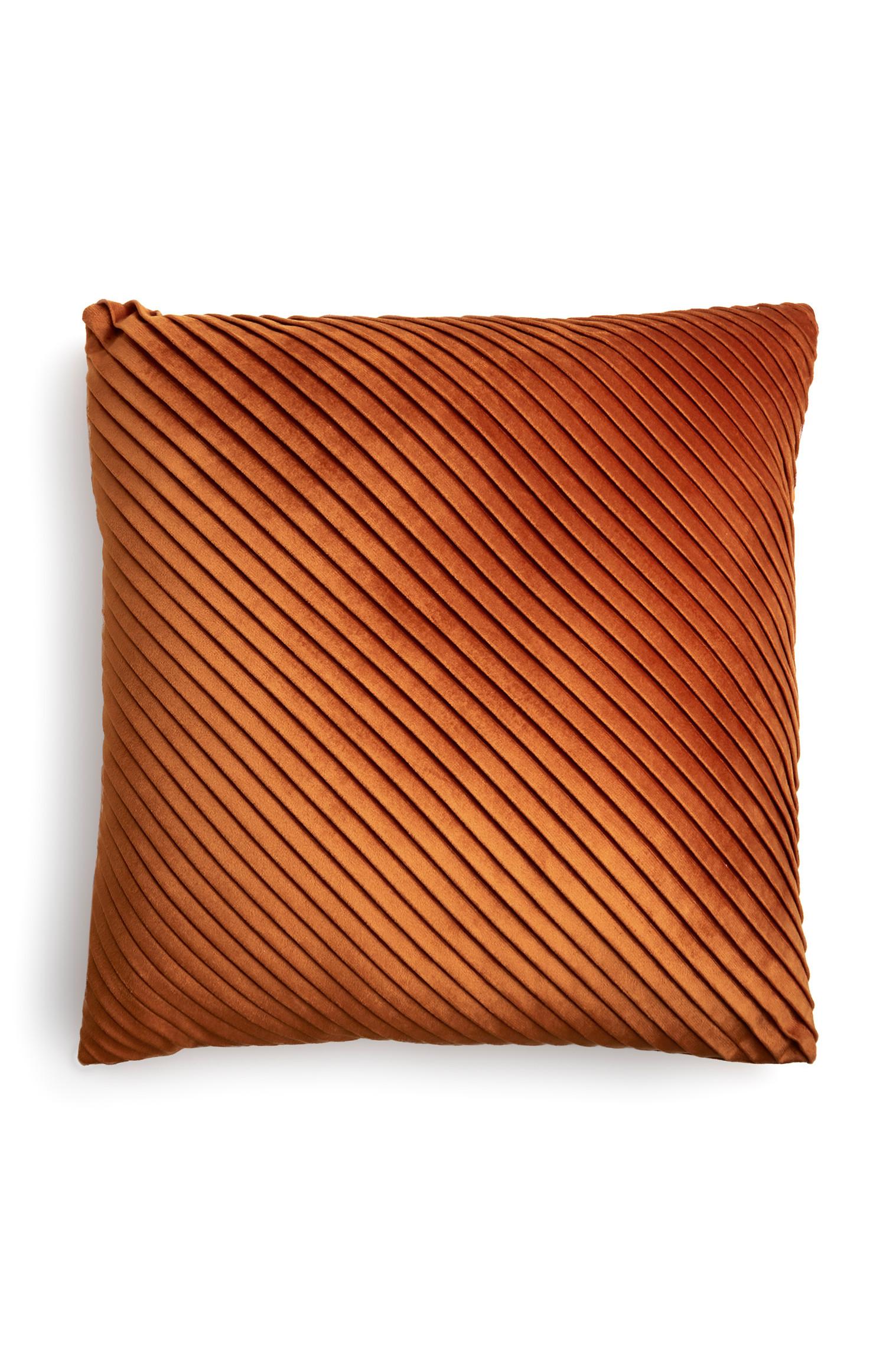 Cuscino arancione in velluto con pieghe piccole