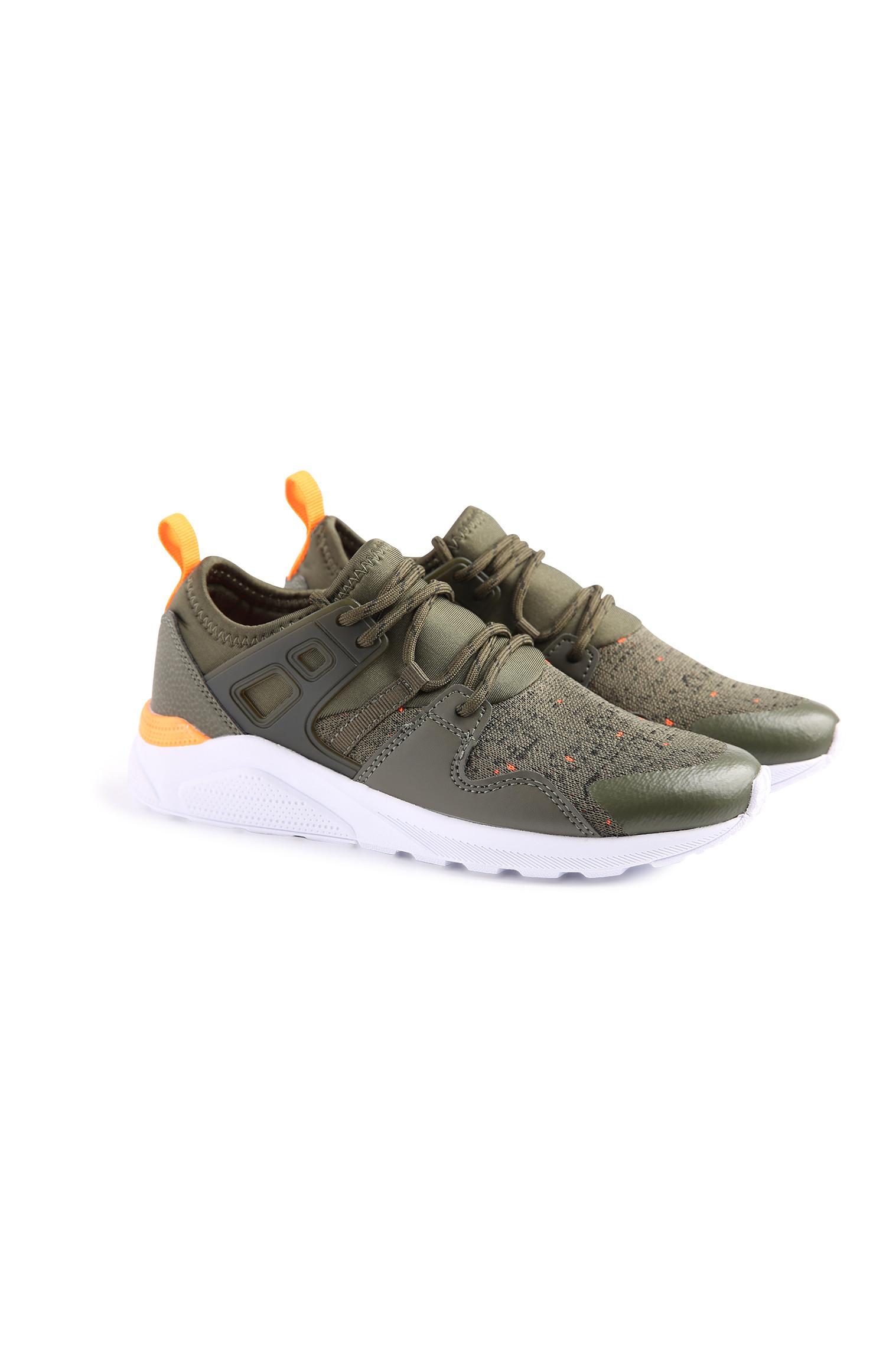 Khakifarbene Sportschuhe