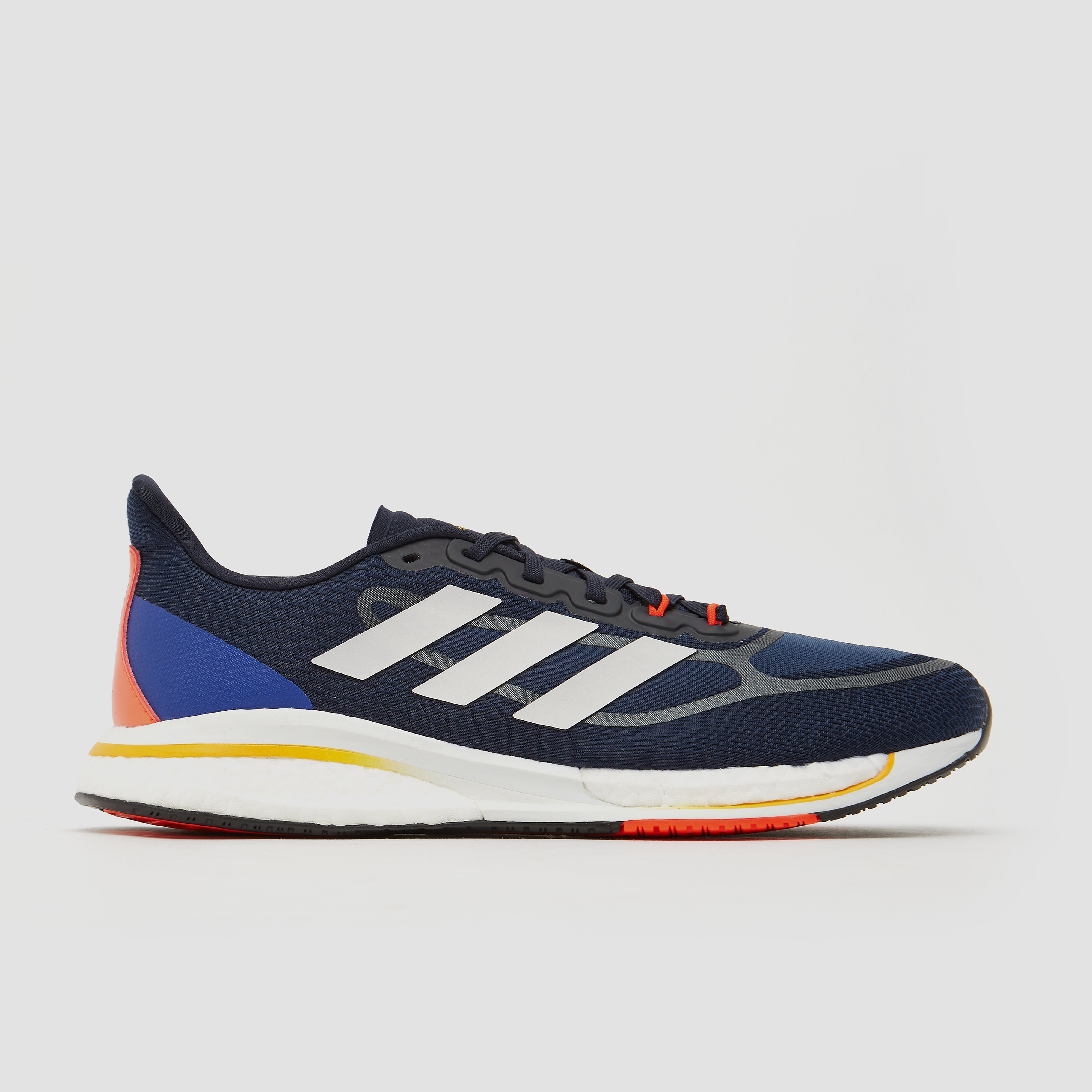 Een foto van de zijkant van de loopschoen Adidas supernova+