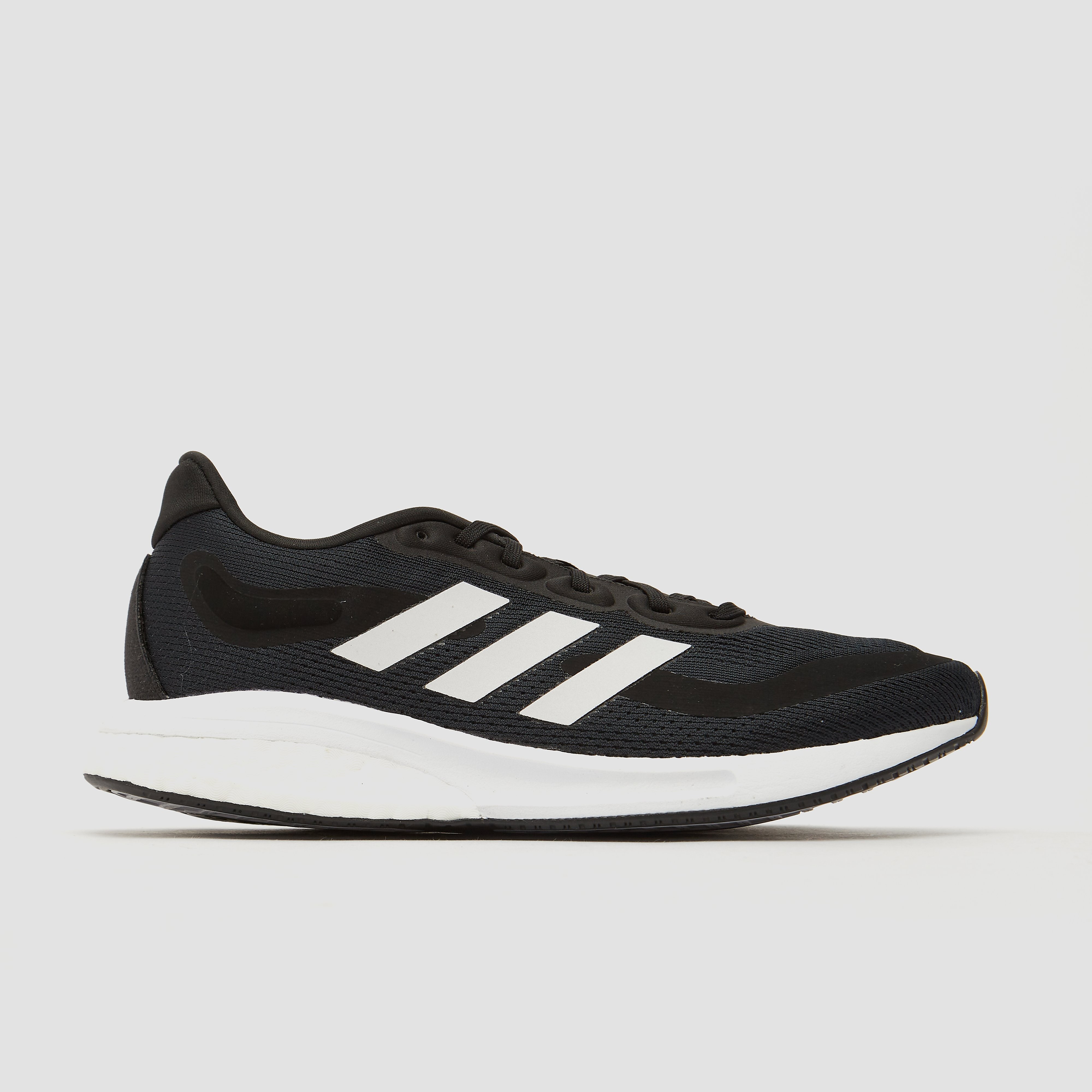 Een foto van de zijkant van de hardloopschoen Adidas supernova