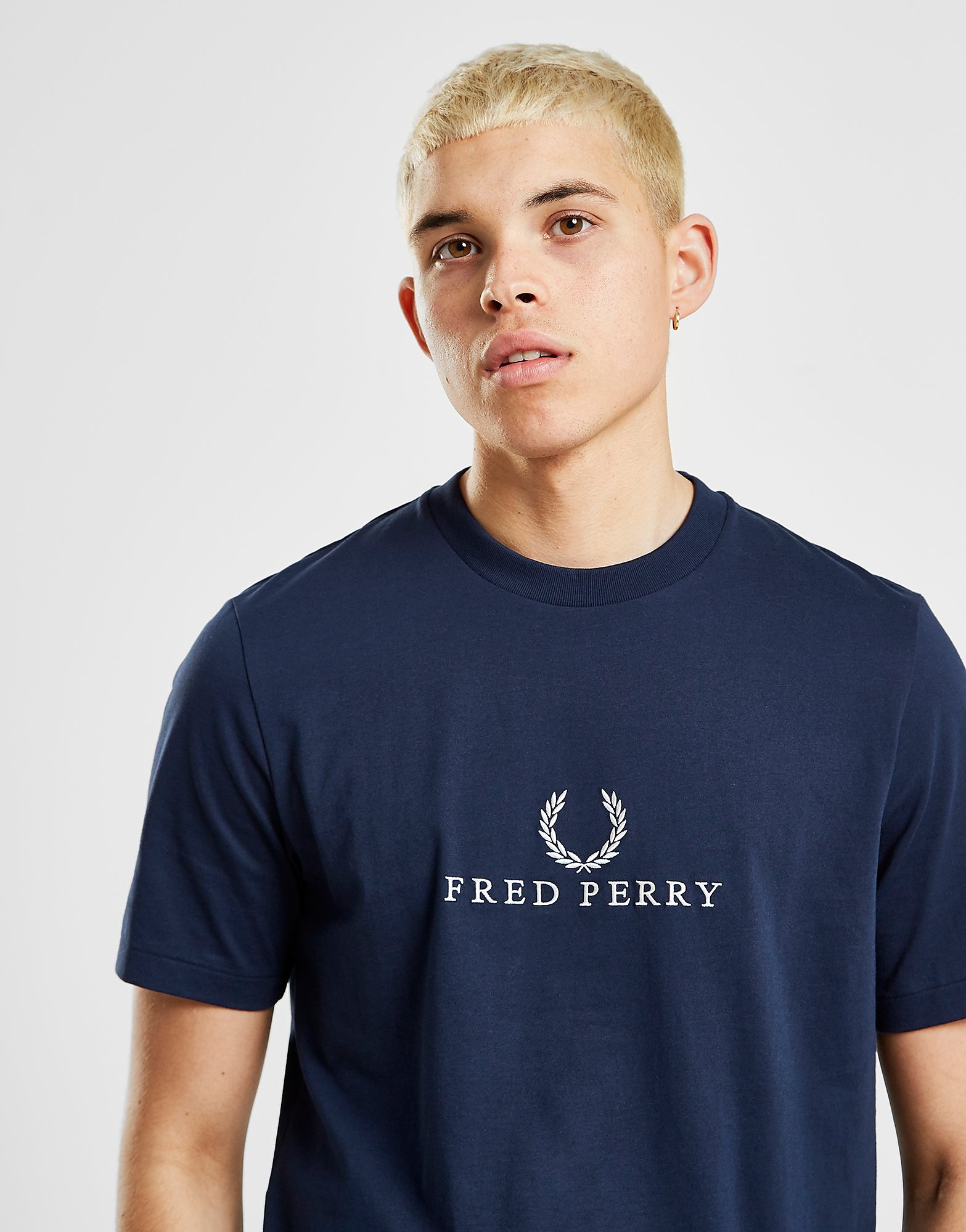 Fred Perry Central Logo T Shirt Alleen Bij Jd Blauw Heren fred perry kopen in de aanbieding
