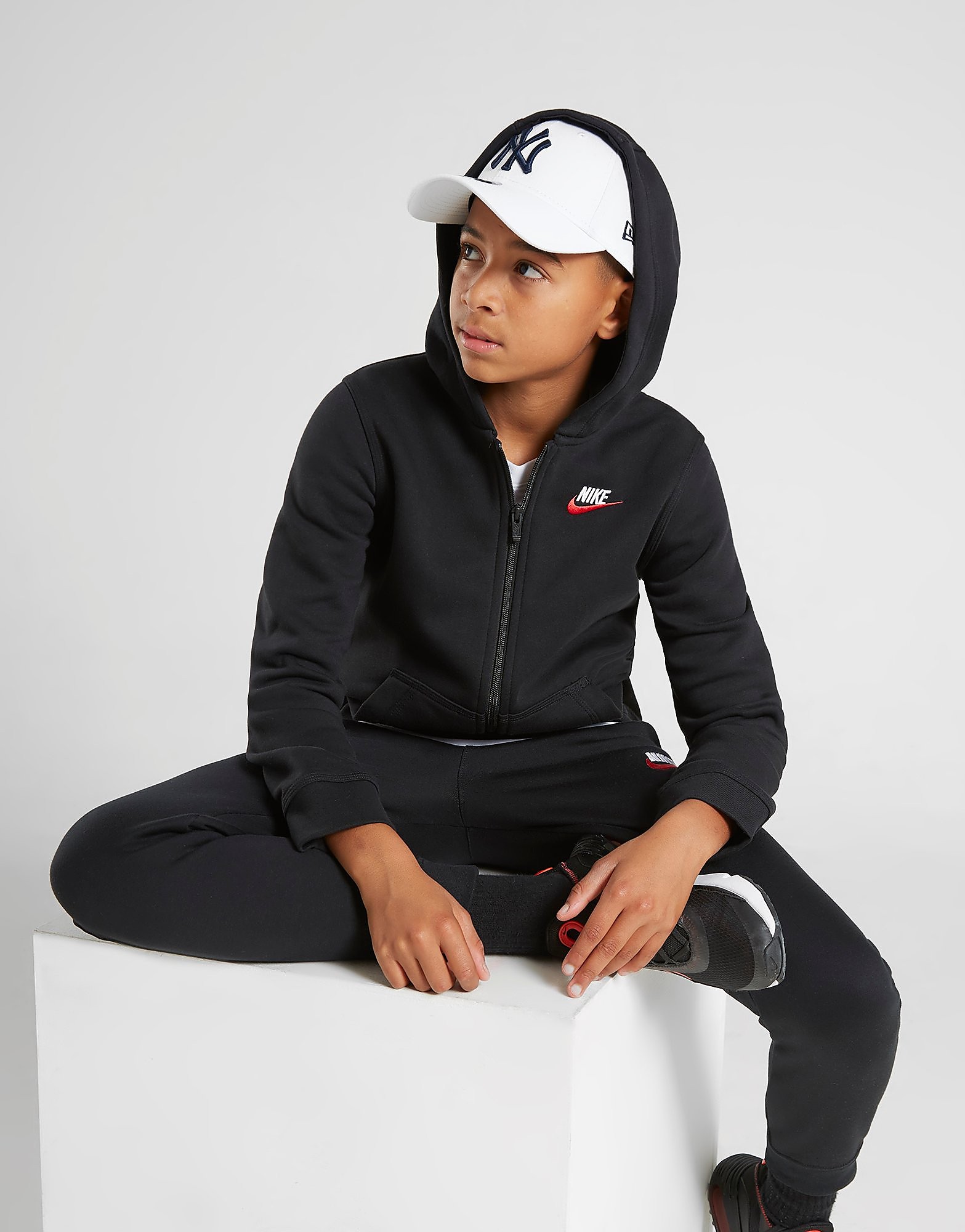 Nike Nike Sportswear Club Hoodie met rits voor kids - Black/Black/White/University Red - Kind, Black/Black/White/University Red
