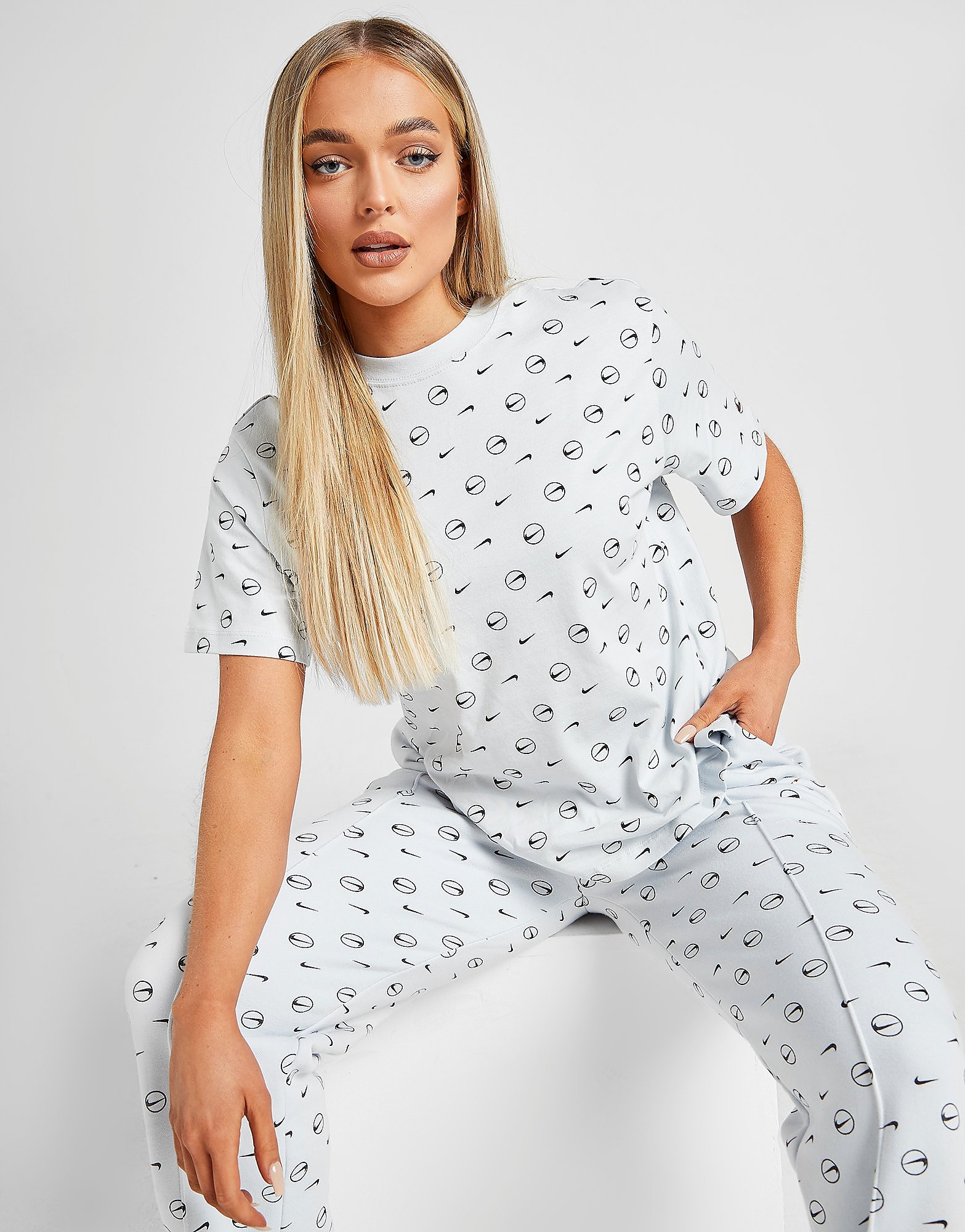 

Nike Printed Boyfriend T-Shirt - White - Womens, White