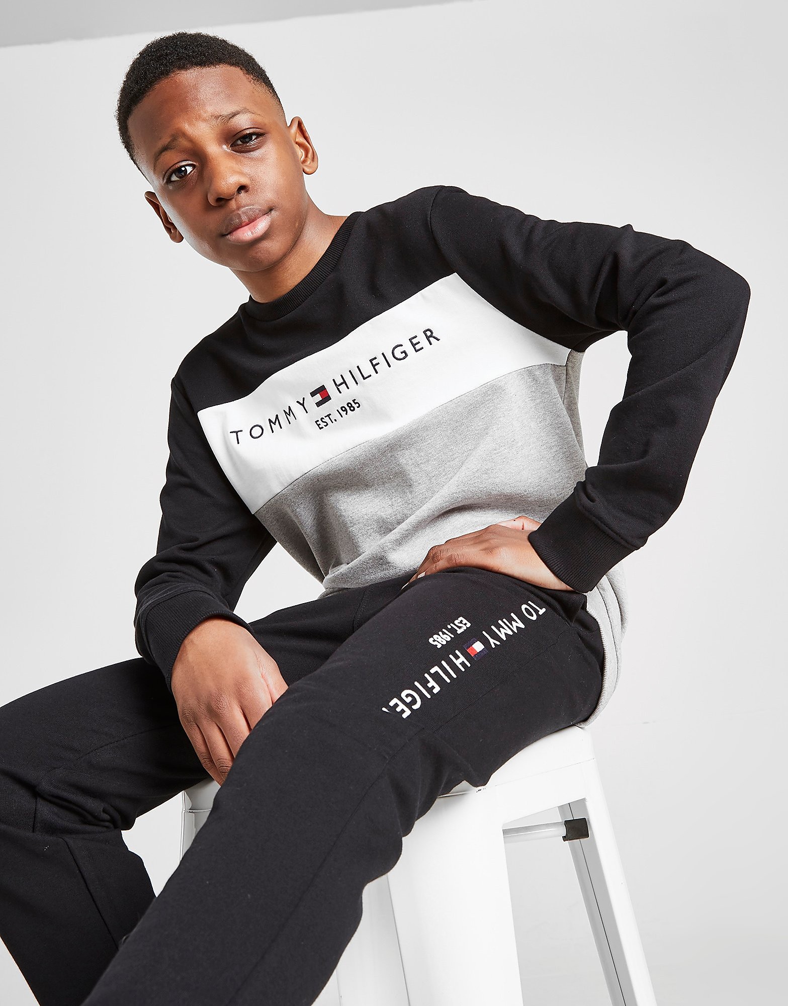 Tommy hilfiger essential colour block crew tracksuit junior kids musta tommy hilfiger JD Sports