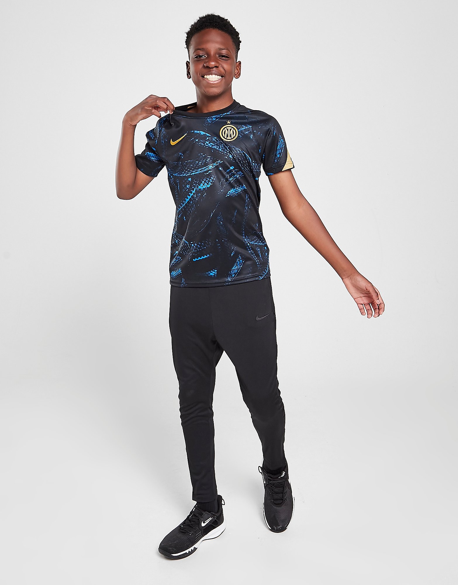 

Nike Inter Milan Pre Match Shirt Junior - Blue Spark/Black/Black/Truly Gold - Kids, Blue Spark/Black/Black/Truly Gold