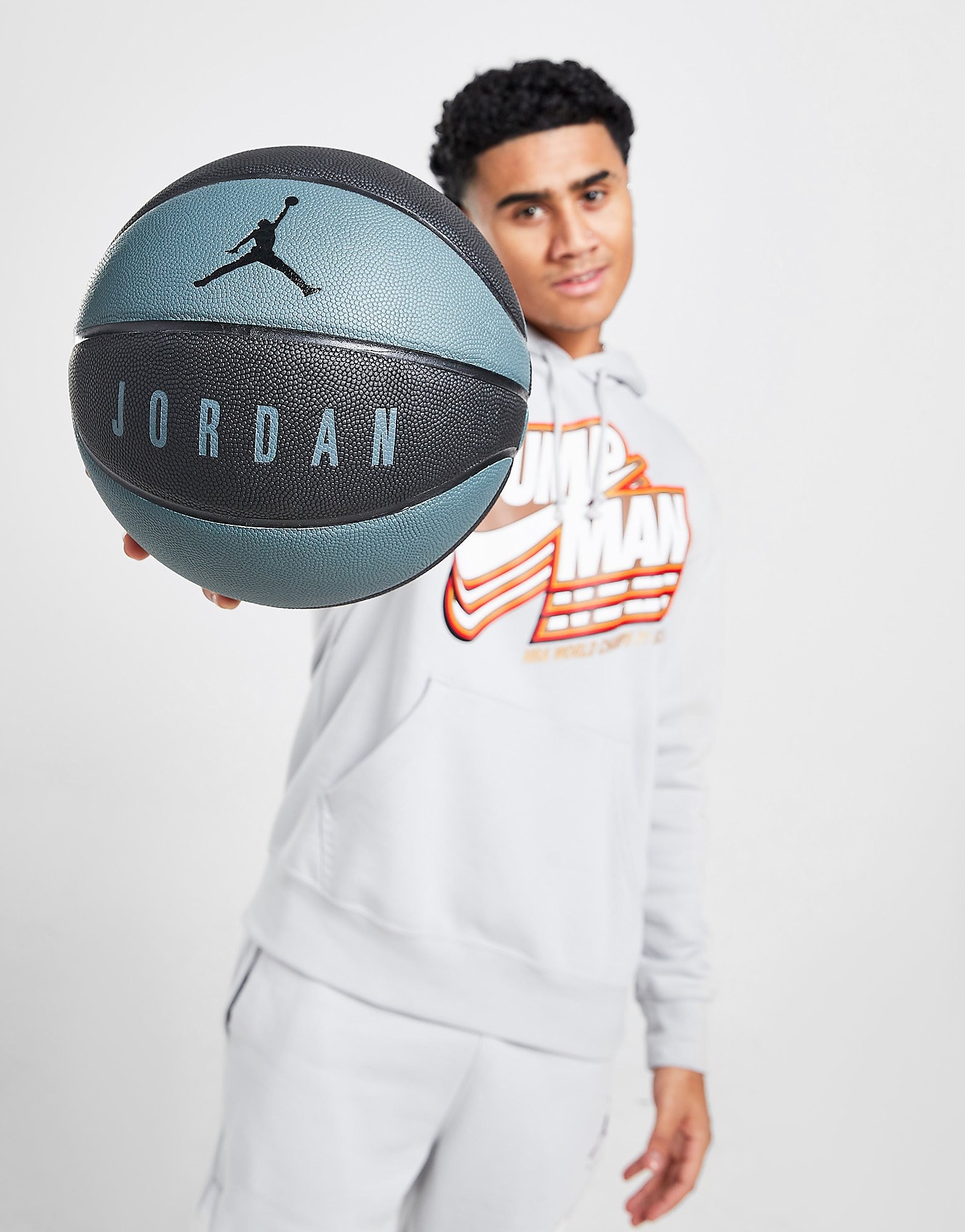 Jordan Ultimate 8P Basketabll, Zwart