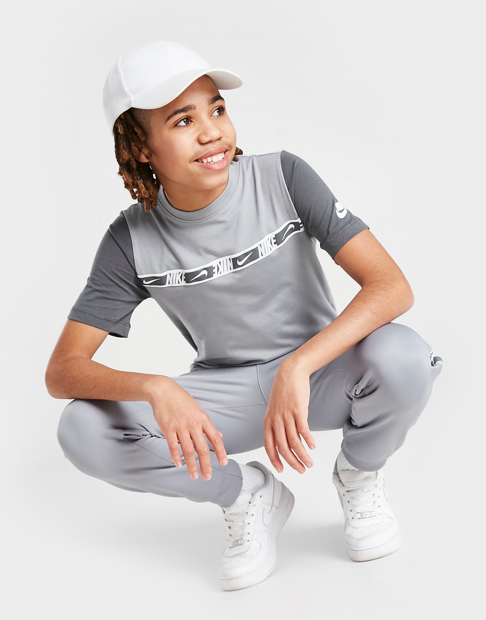 

Nike Repeat Tape T-Shirt Junior - Particle Grey/Iron Grey/White - Kids, Particle Grey/Iron Grey/White
