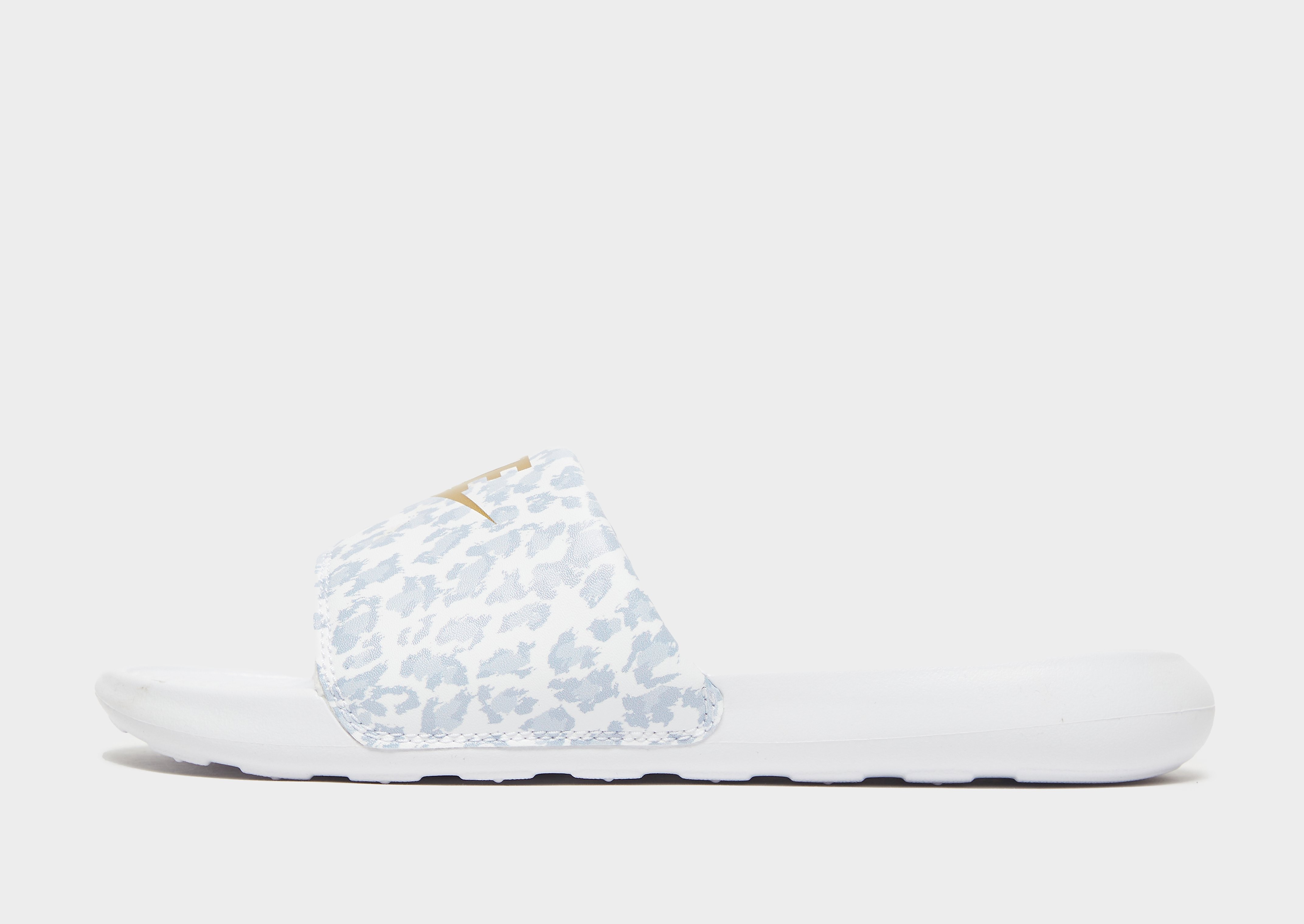 

Nike Victori One Slides Women's - White/Wolf Grey/Pure Platinum/Metallic Gold, White/Wolf Grey/Pure Platinum/Metallic Gold