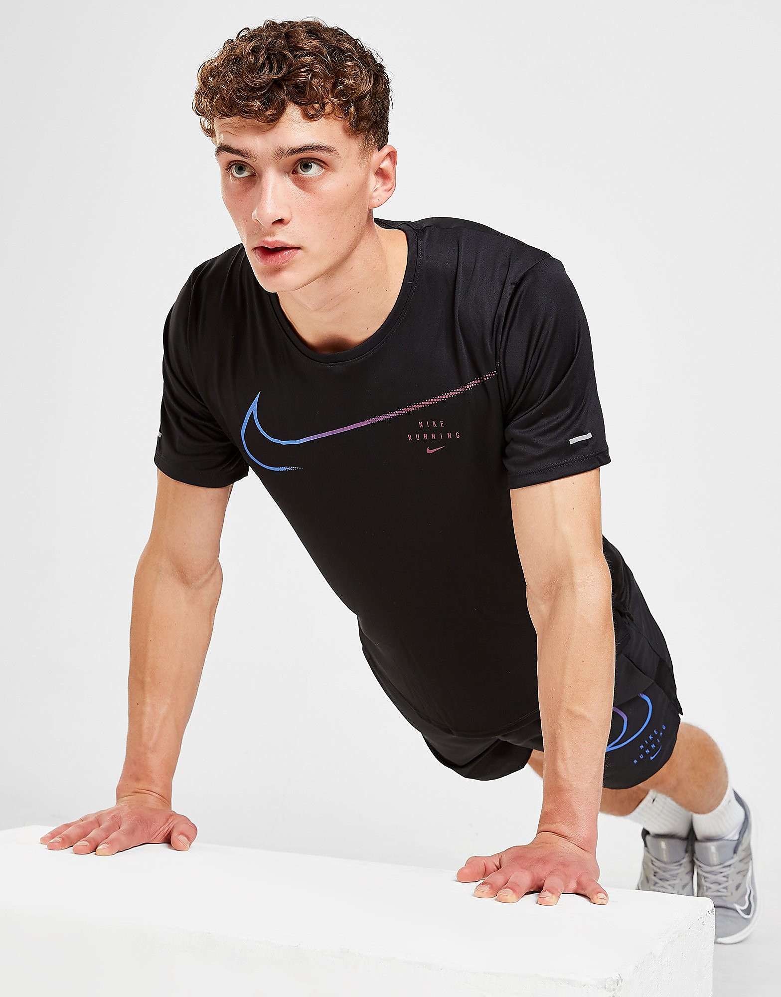 

Nike Run Division UV Miler T-Shirt - Black/Sangria - Mens, Black/Sangria