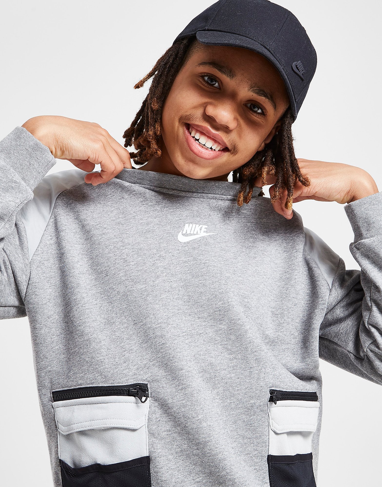 

Nike Cargo Pocket Crew Sweatshirt Junior - Carbon Heather/Light Smoke Grey/Light Smoke Grey/White - Kids, Carbon Heather/Light Smoke Grey/Light Smoke Grey/White