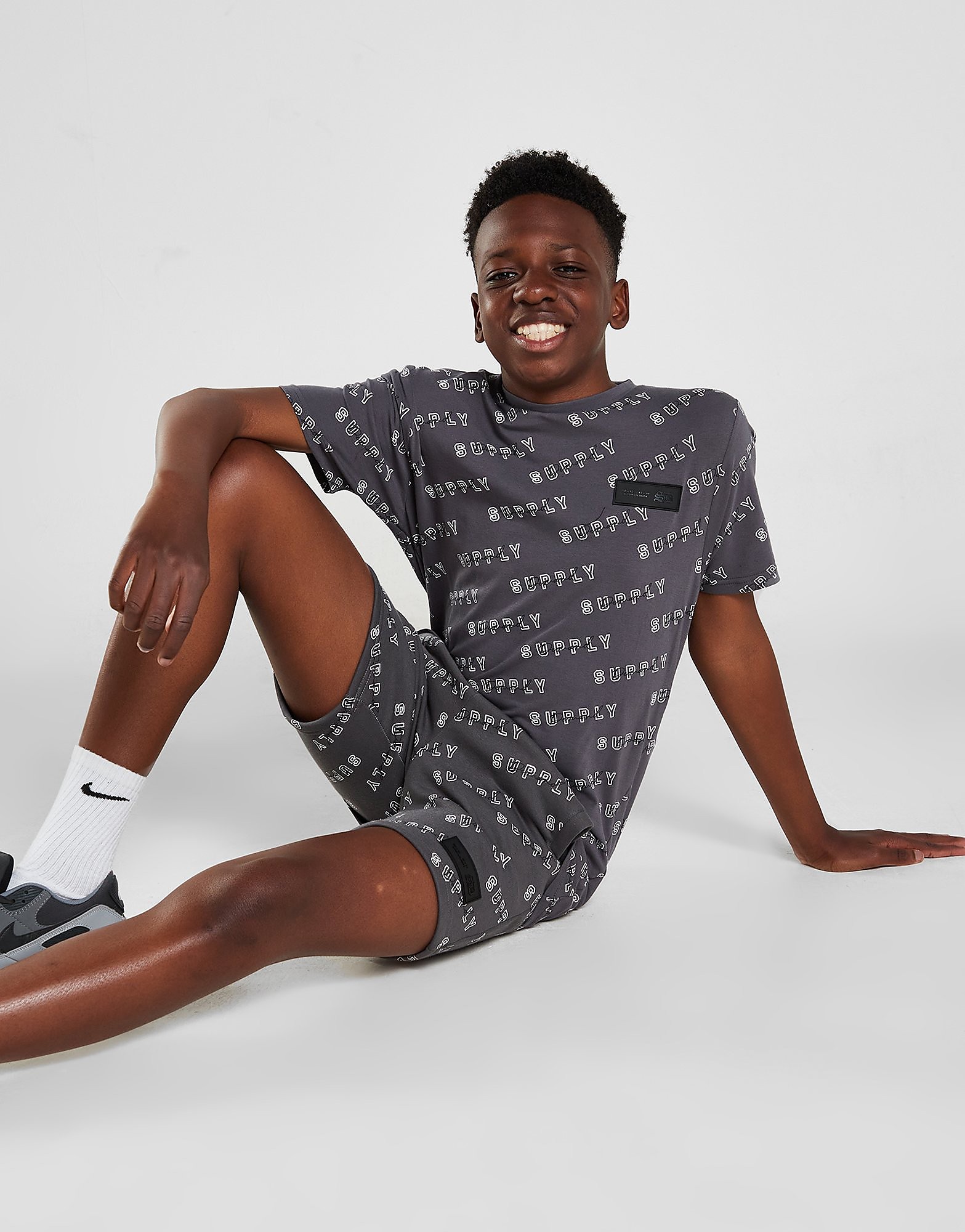 

Supply & Demand Arrow Script T-Shirt Junior - Grey - Kids, Grey