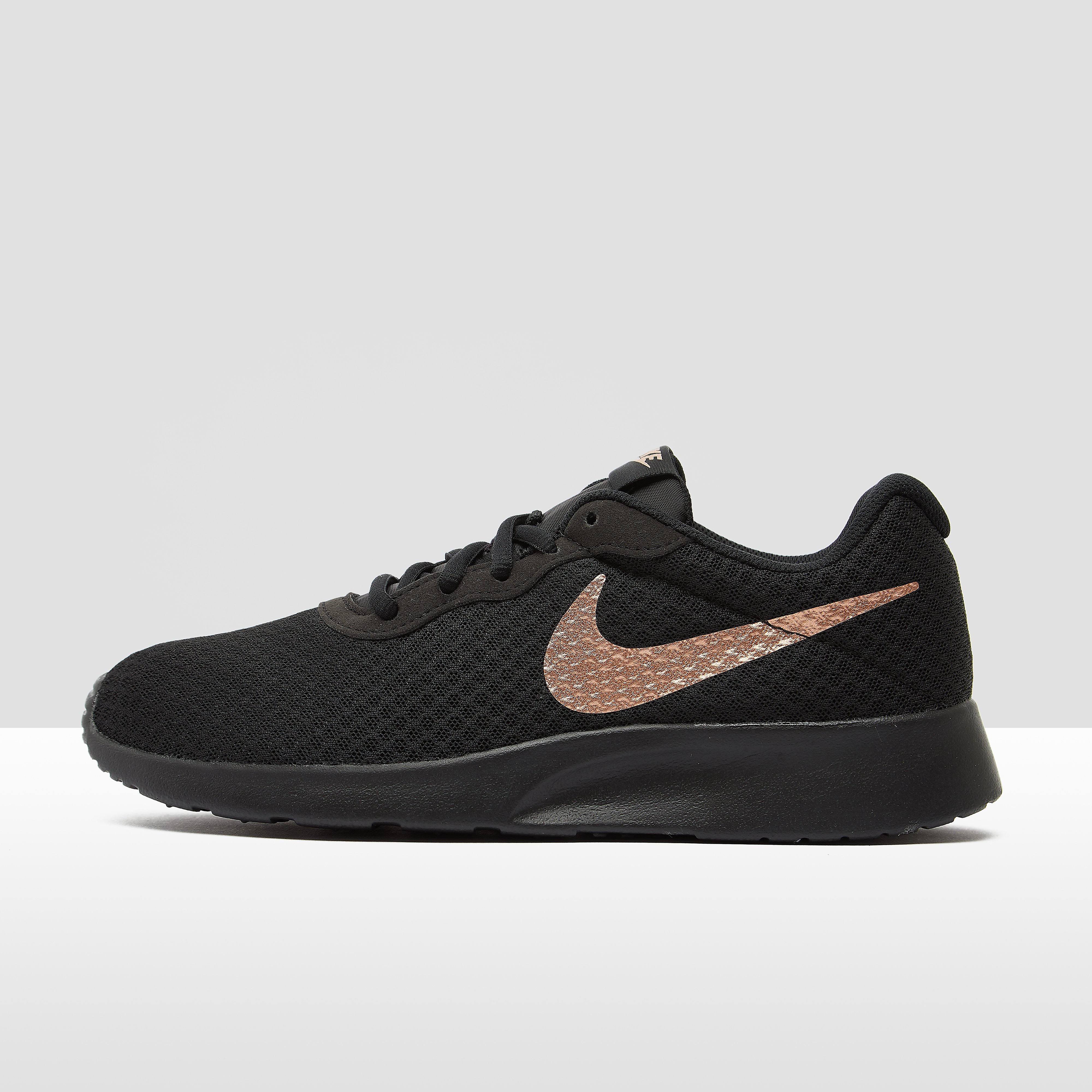 Nike tanjun sneakers zwart goud dames