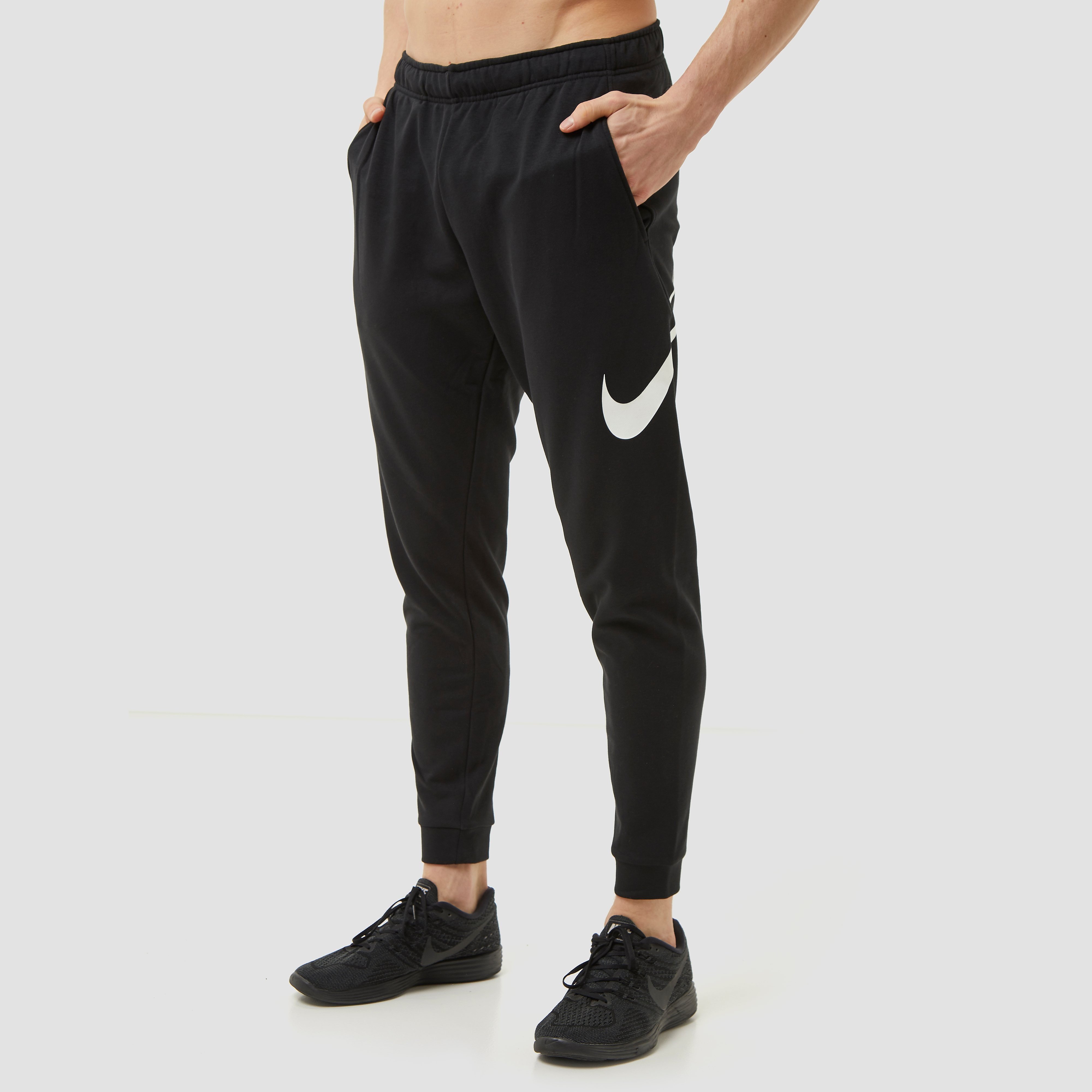 Nike dri fit tapered swoosh trainingsbroek zwart heren