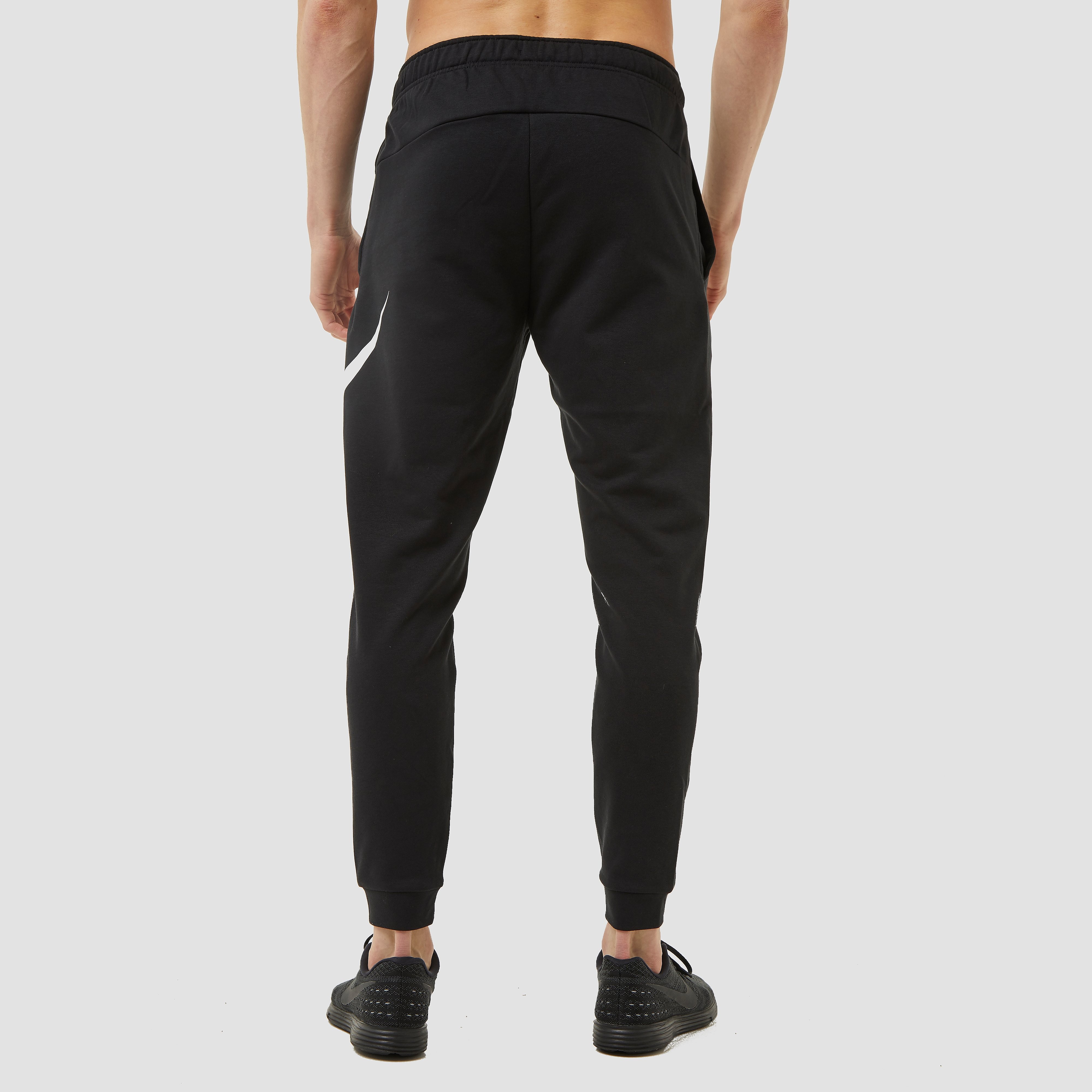 Nike dri fit tapered swoosh trainingsbroek zwart heren