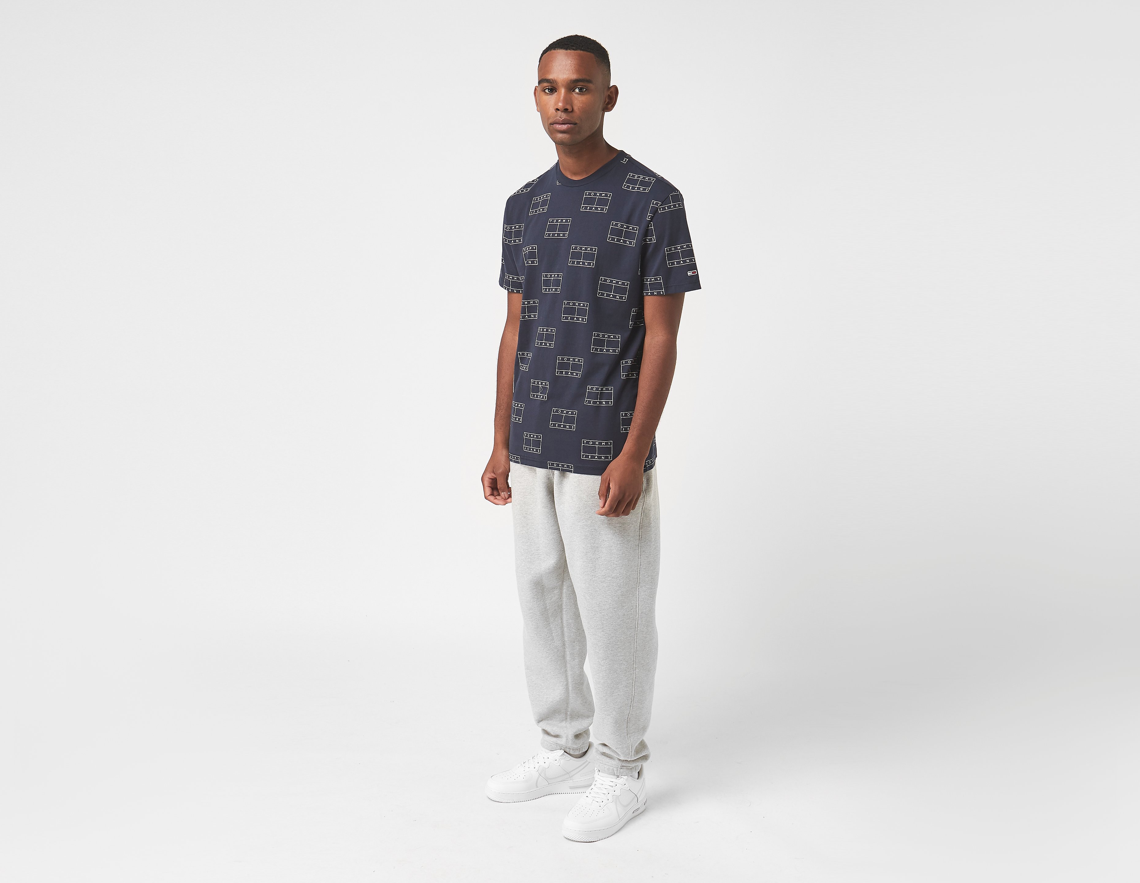 Tommy Jeans Maglietta All Over Logo, celeste