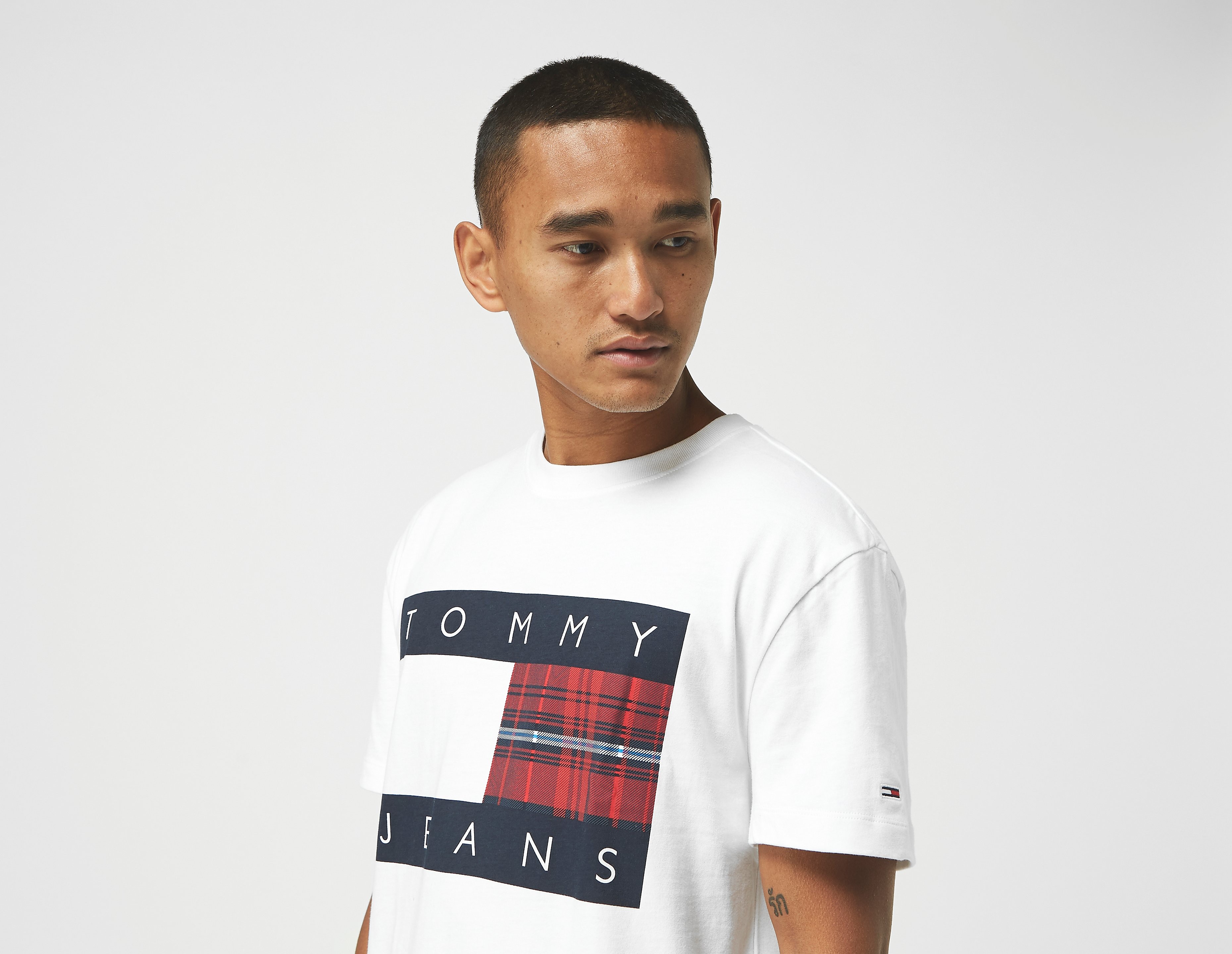 Tommy Jeans Plaid Centre Flag Logo Organic Cotton T-Shirt, bianco